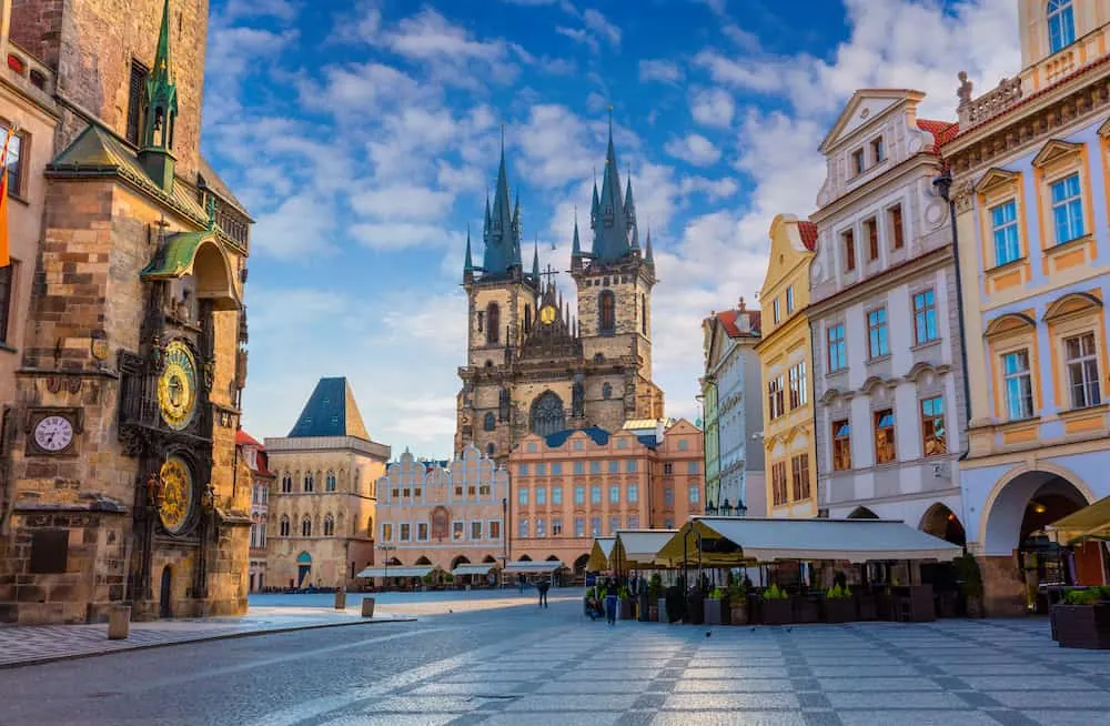Altstädter Ring mit dem Turm des Altstädter Rathauses und der Astronomischen Uhr in Prag