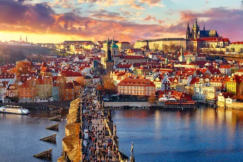 Blick vom Altstädter Brückenturm über die Karlsbrücke zur Kleinseite und zur Prager Burg