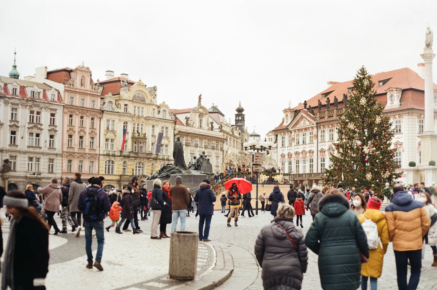 Altstädter Ring im Advent mit dem Jan-Hus-Denkmal, einem Weihnachtsbaum und der Mariensäule rechts