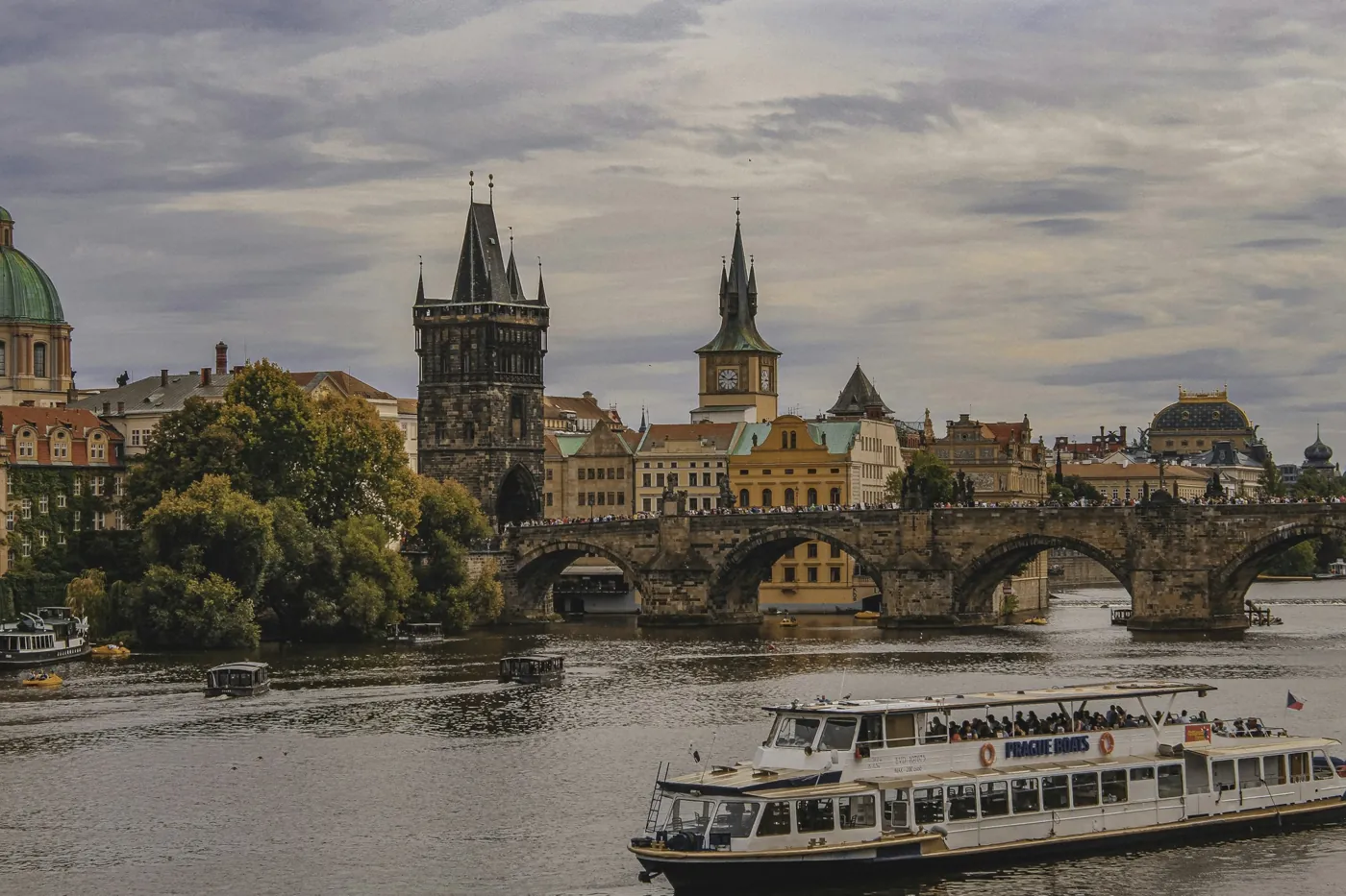 Ausflugsschiff vor der Karlsbrücke