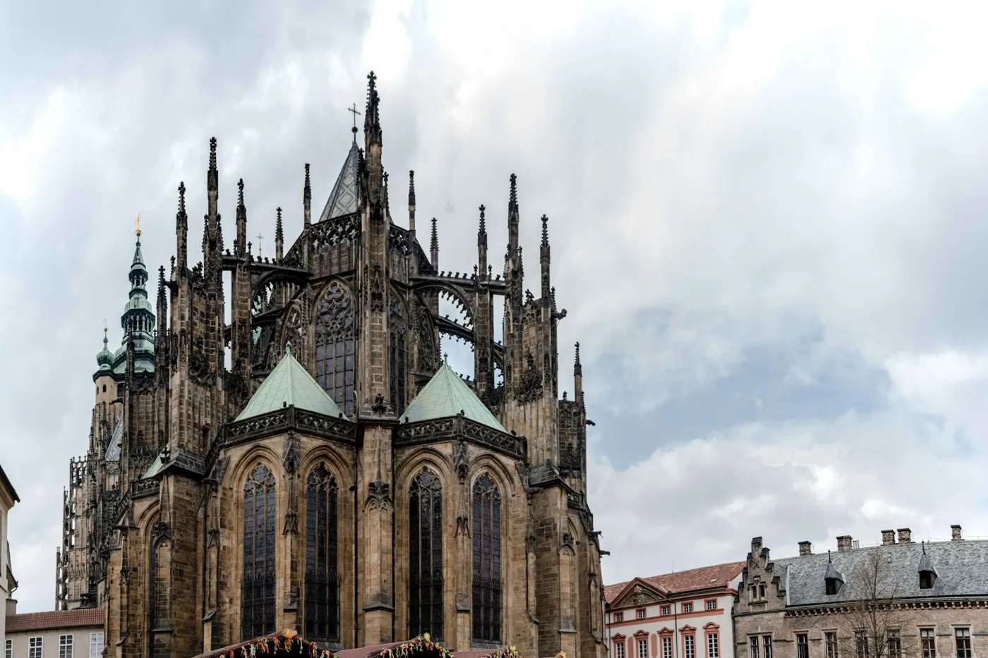 Chor des Veitsdoms mit gotischem Strebewerk und grünen Kupferdächern auf der Prager Burg