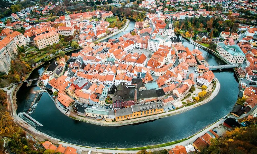 Luftbild der Altstadt von Český Krumlov in der Moldauschleife