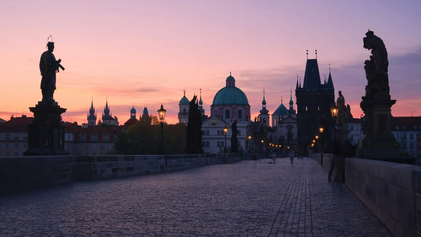 Karlsbrücke im Morgengrauen, fast menschenleer, mit Blick zum Altstädter Brückenturm