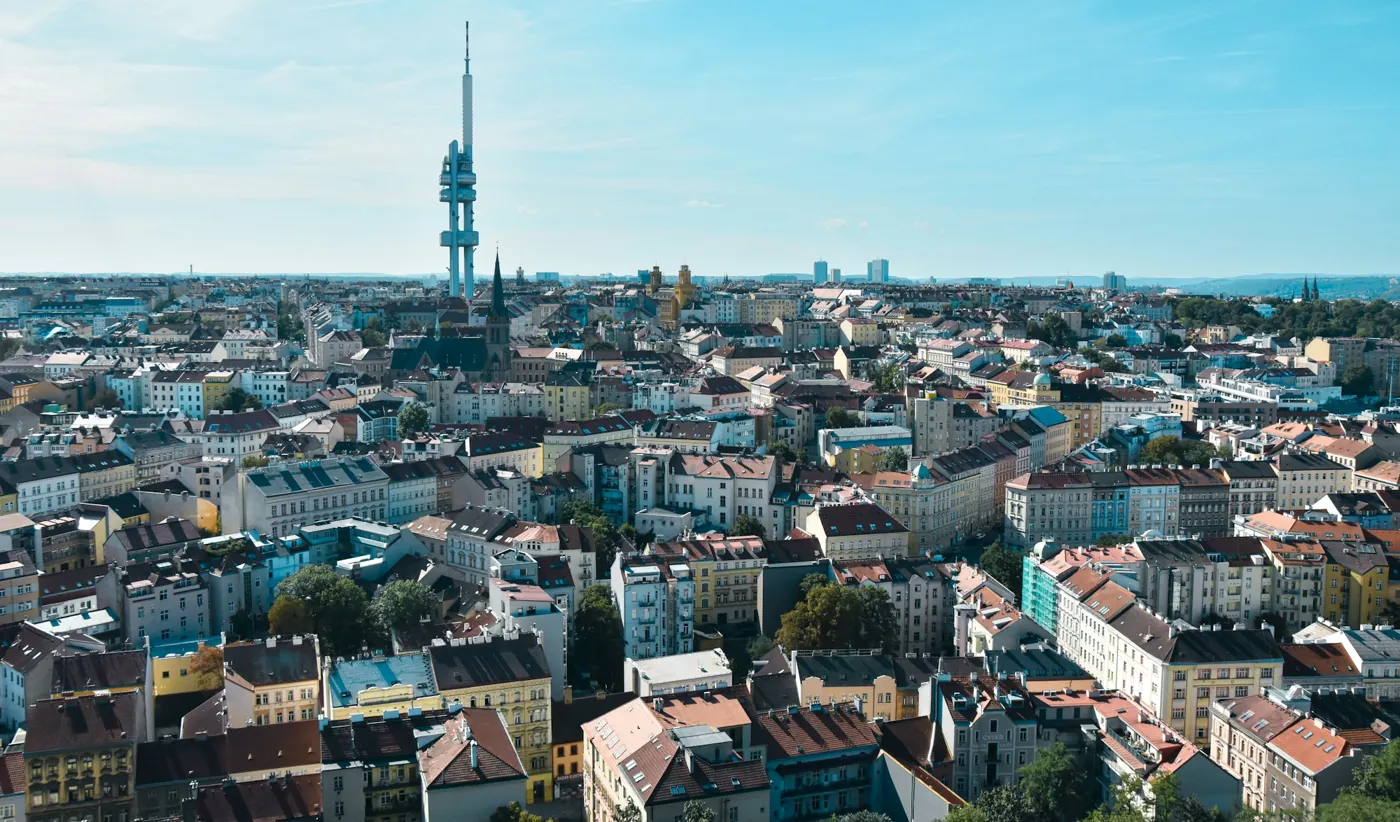 Fernsehturm Žižkov ragt über die Dächer der Prager Wohnviertel, Luftaufnahme bei klarem Himmel