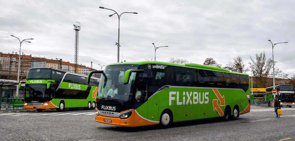 Fernbusse am Busbahnhof Florenc in Prag