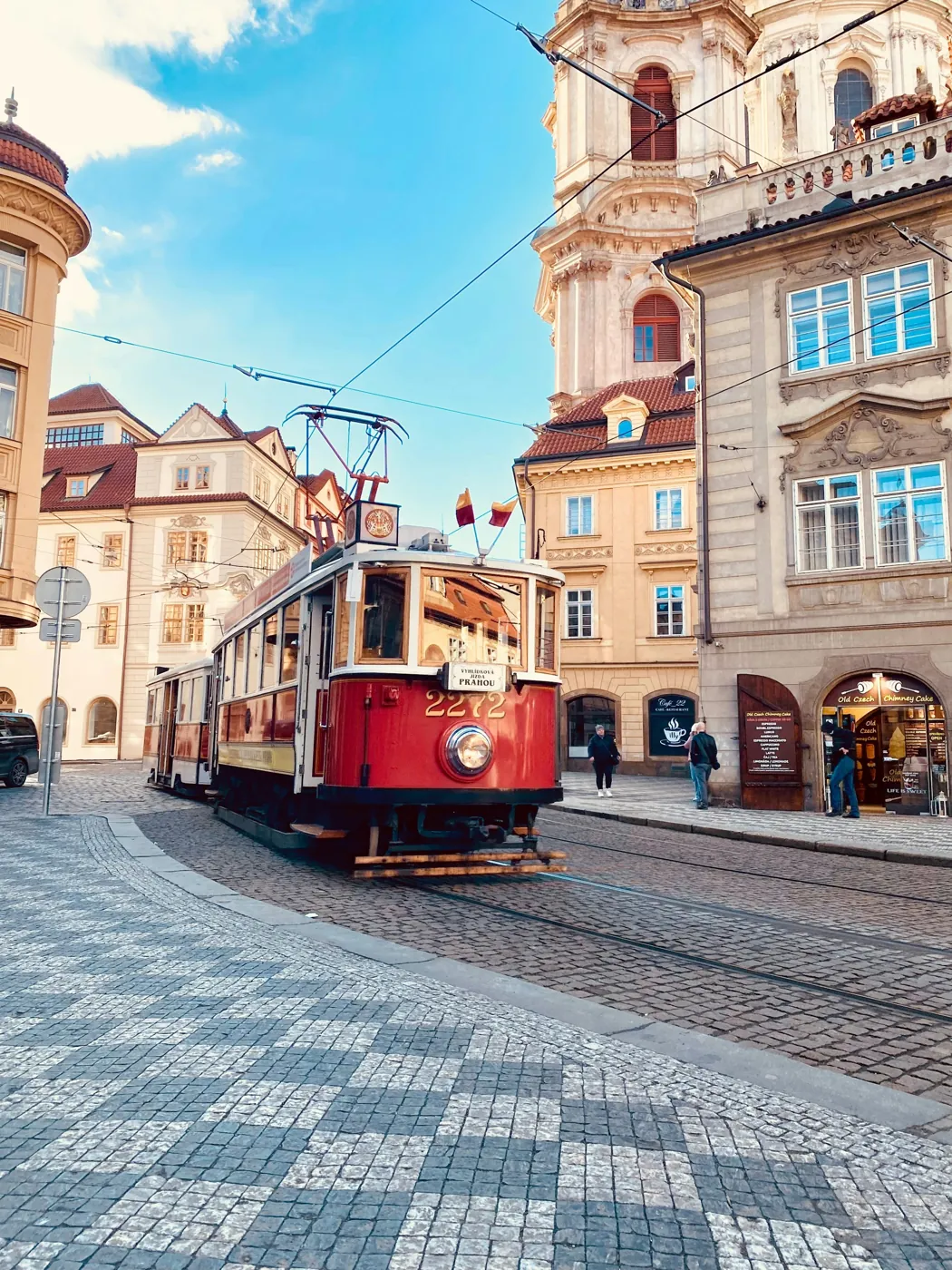Historische rote Straßenbahn auf der Kleinseite in Prag