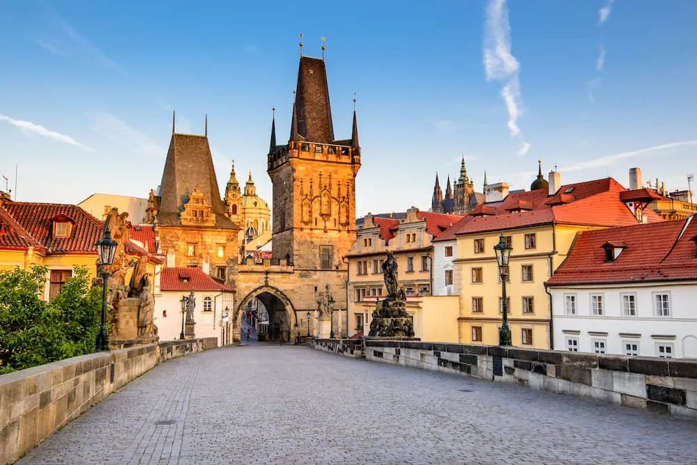 Die beiden Kleinseitner Brückentürme mit Tor am Ende der Karlsbrücke, dahinter die Häuser der Kleinseite