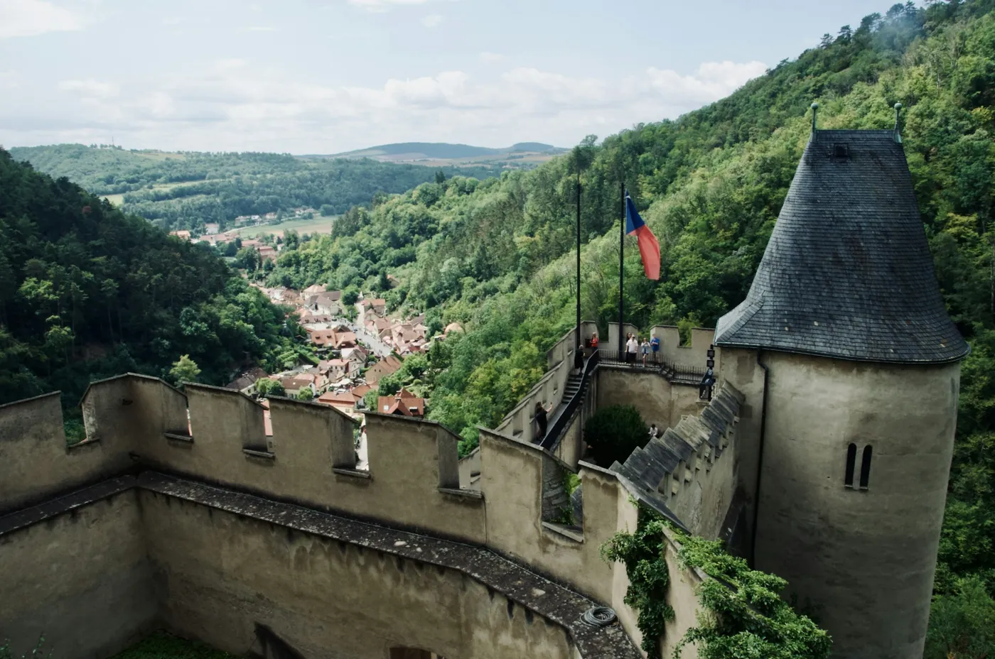Blick von der Burgmauer Karlštejn auf das Dorf im Tal