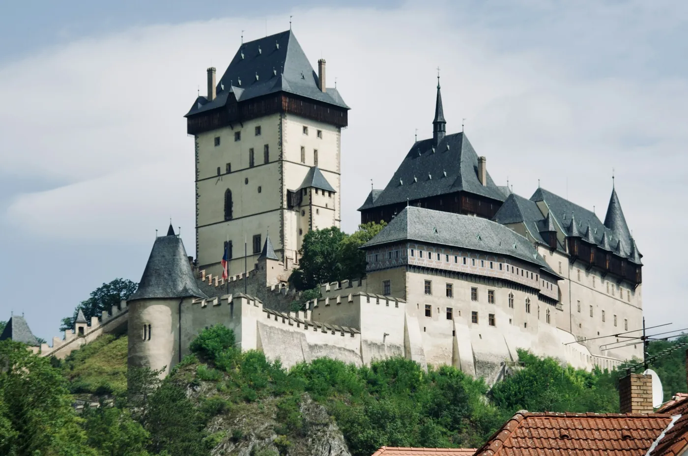 Burg Karlštejn mit Großem Turm, Marienturm und Kaiserpalast auf dem Felssporn