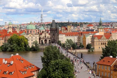 Ausblick vom Kleinseitner Brückenturm über die Karlsbrücke zur Altstadt