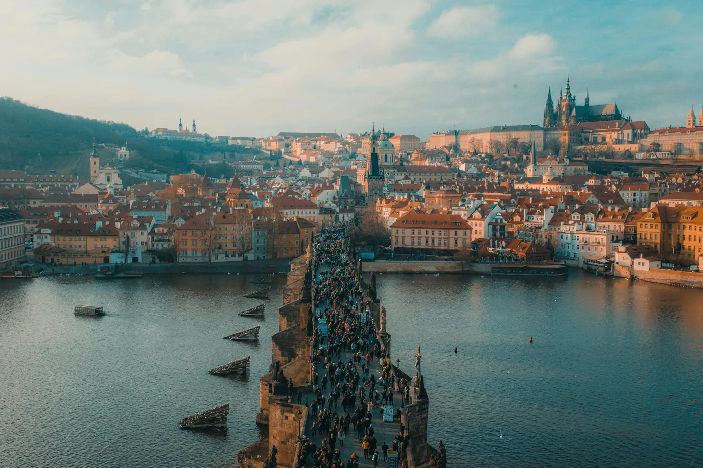 Blick vom Altstädter Brückenturm über die volle Karlsbrücke zur Kleinseite und zur Prager Burg