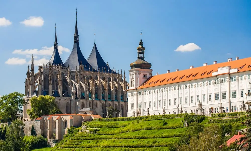 Kathedrale St. Barbara mit Zeltdächern und Jesuitenkolleg in Kutná Hora