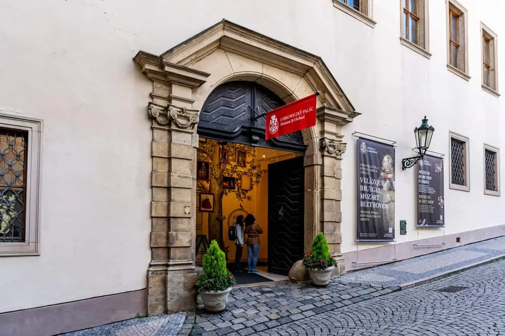 Eingangsportal des Lobkowicz-Palais in der Jiřská auf der Prager Burg