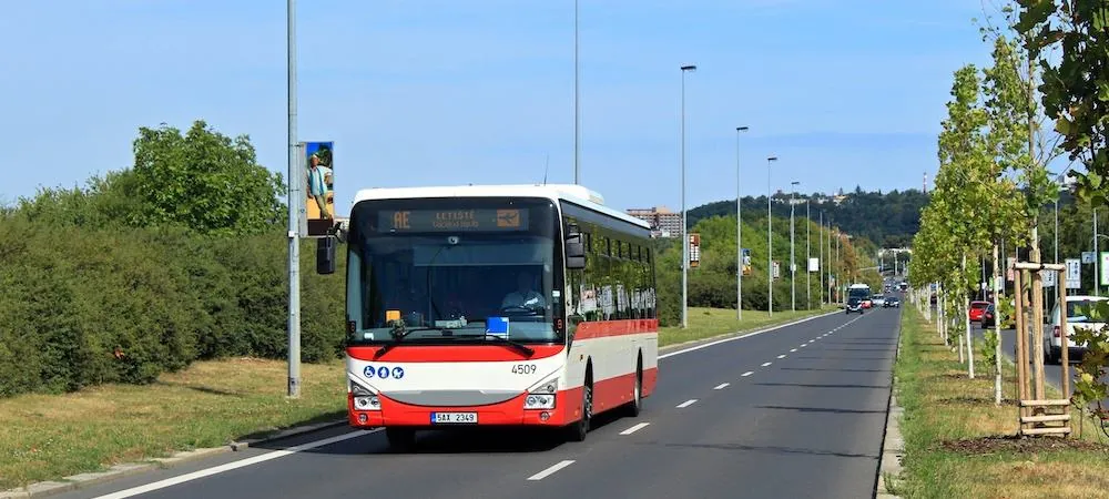 Linienbus der Prager Verkehrsbetriebe auf einer Ausfallstraße