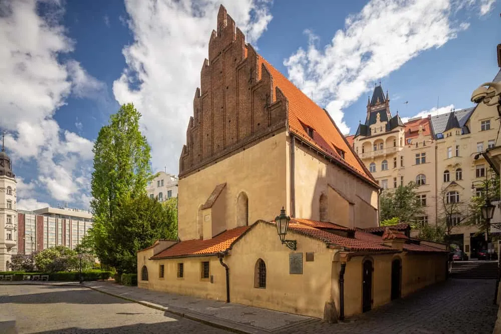 Altneusynagoge in Prag mit gotischem Backsteingiebel
