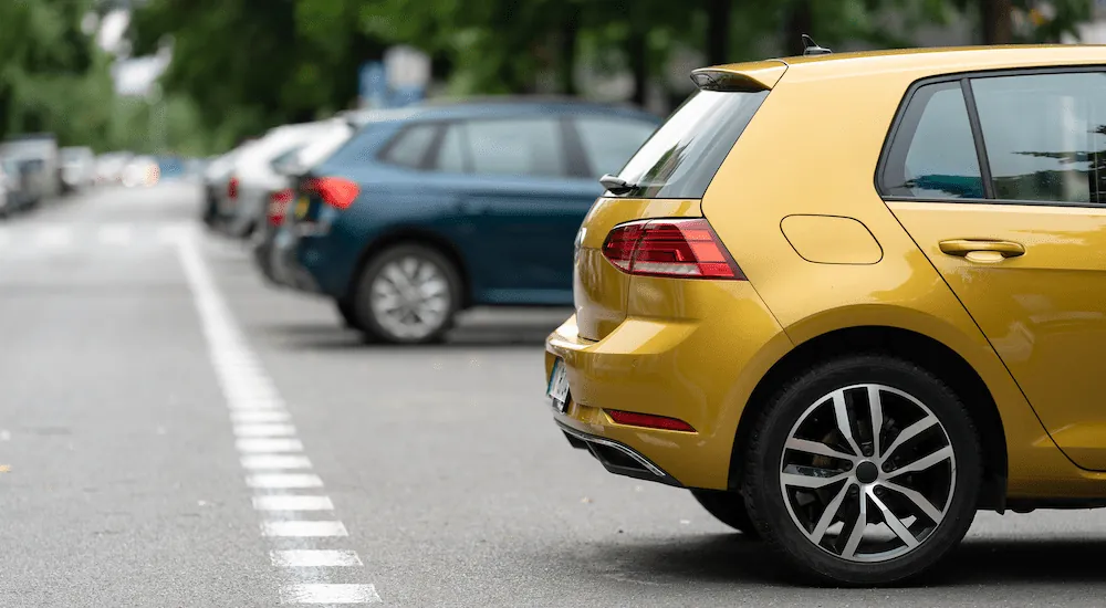 Geparkte Autos am Straßenrand in Prag