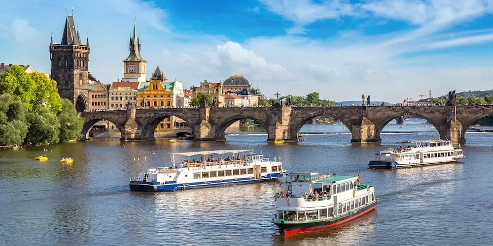 Ausflugsboot auf der Moldau in Prag