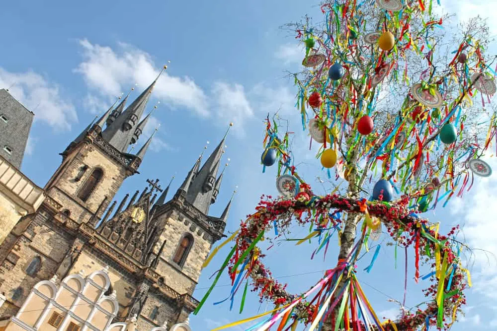 Mit bunten Bändern und Ostereiern geschmückter Baum vor der Teynkirche am Altstädter Ring