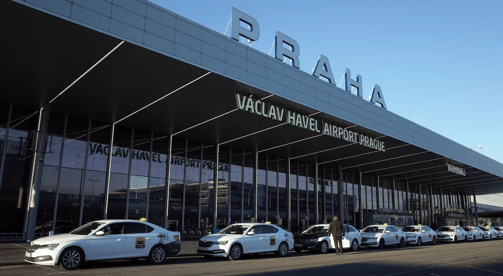 Terminal des Flughafens Václav Havel Prag mit wartenden Taxis