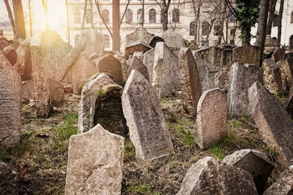 Dicht stehende Grabsteine auf dem Alten Jüdischen Friedhof in Prag