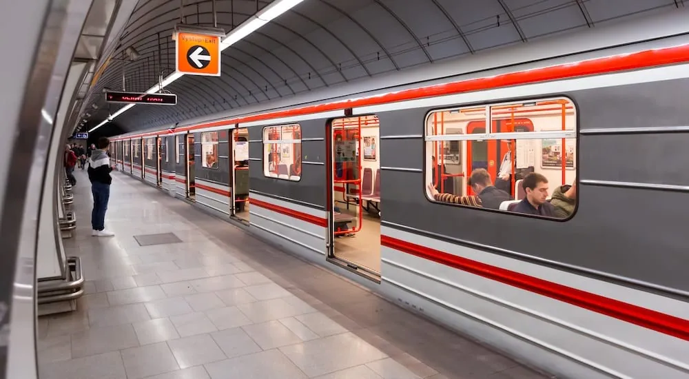 Metrozug an einem Bahnsteig der Prager Metro