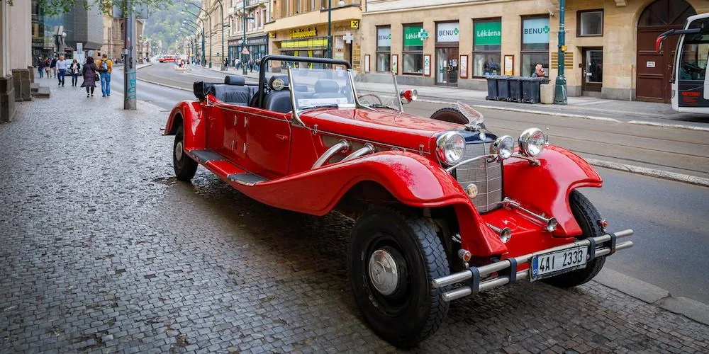 Roter offener Oldtimer in einer Prager Straße
