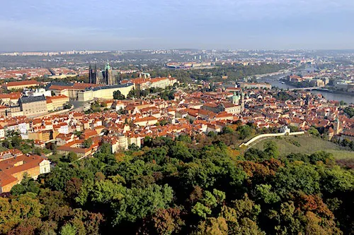 Ausblick vom Petřín-Aussichtsturm über die Dächer der Kleinseite