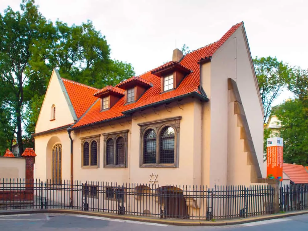 Namen der Opfer an den Innenwänden der Pinkas-Synagoge in Prag