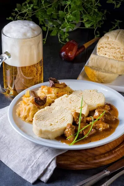 Gericht mit Knödeln in einem Prager Restaurant mit tschechischer Küche