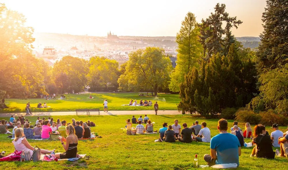 Riegrovy sady beim Sonnenuntergang mit Blick auf Prag