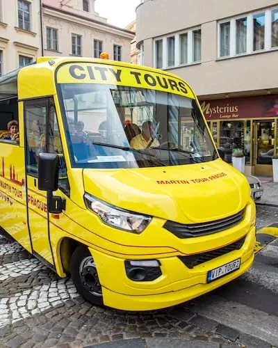Panoramabus einer Prager Stadtrundfahrt