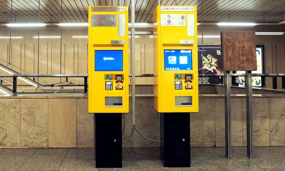 Gelbe Fahrkartenautomaten in einer Prager Metrostation