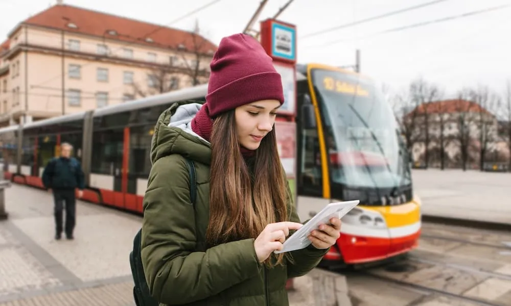 Moderne Straßenbahn an einer Haltestelle in Prag