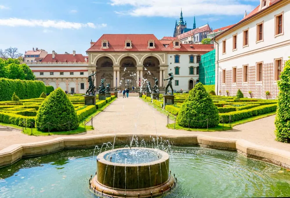 Wallenstein-Garten mit Springbrunnen, Buchsbaumhecken und der Sala terrena des Palais
