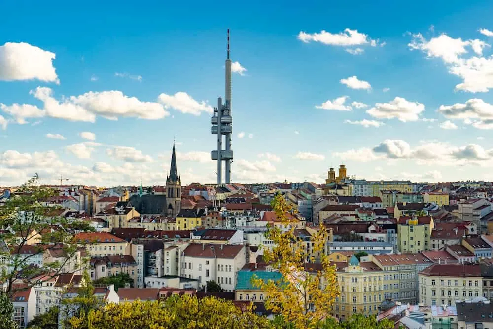 Fernsehturm Žižkov mit seinen drei Röhren und Kabinen vor blauem Himmel