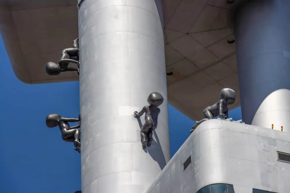 Schwarze Babyskulpturen von David Černý klettern an den silbernen Röhren des Fernsehturms Žižkov