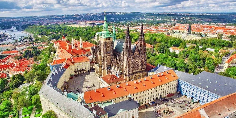 Prager Burg mit Veitsdom aus der Luft