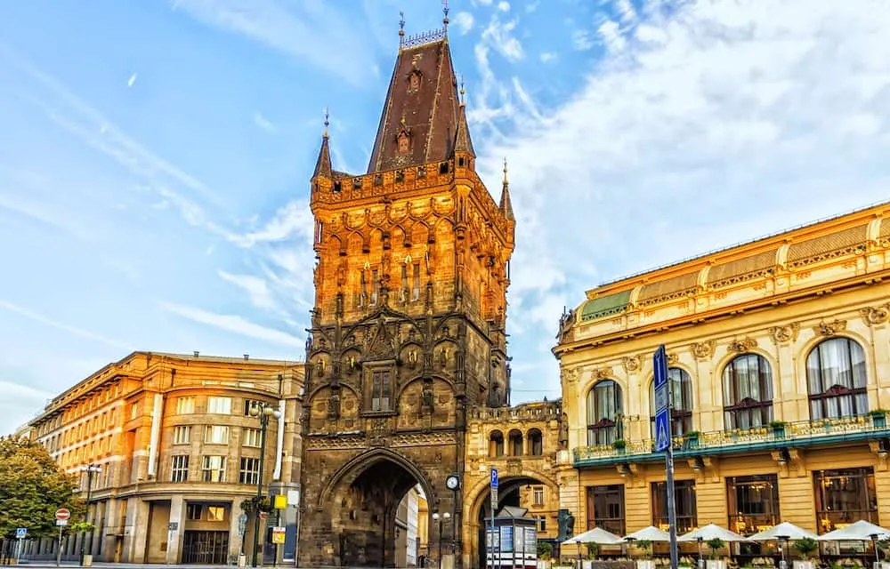 Gotischer Pulverturm in Prag neben dem Jugendstil-Gemeindehaus