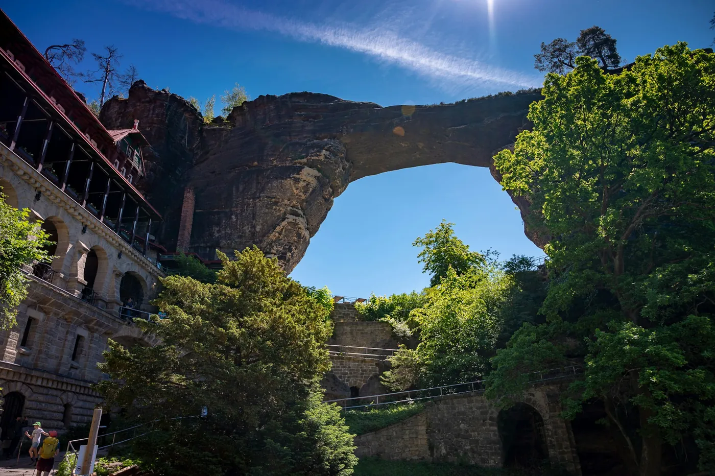 Prebischtor von unten mit dem Gebäude Falkennest (Sokolí hnízdo)
