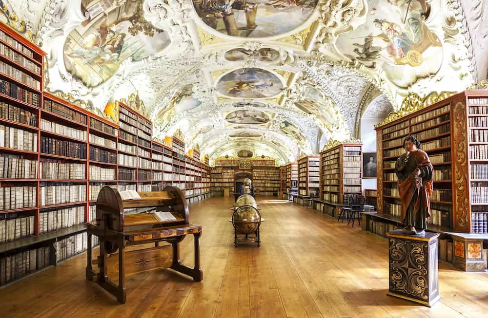Theologischer Saal der Strahover Bibliothek mit Fresken und Globen