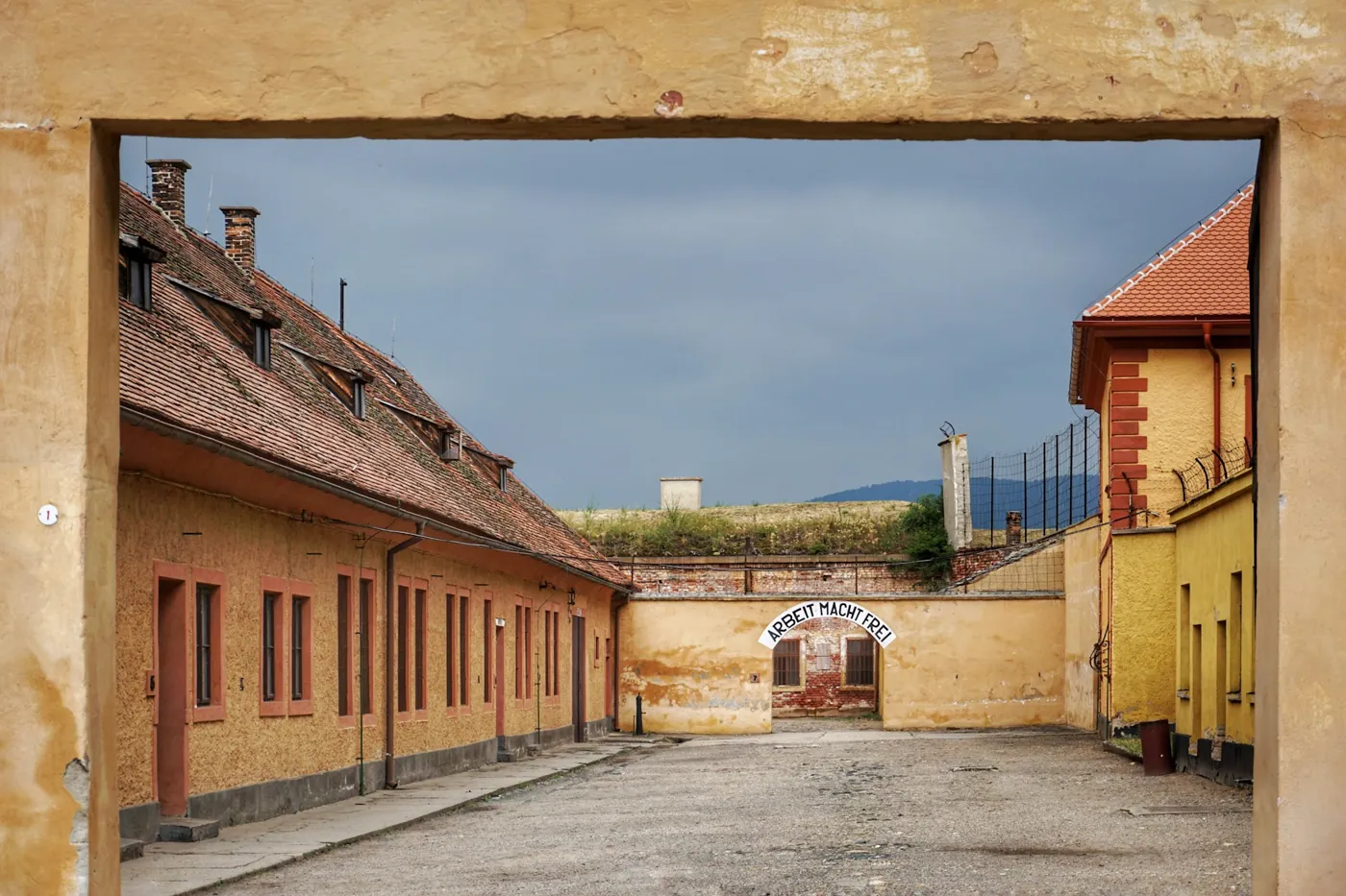 Erster Hof der Kleinen Festung Theresienstadt mit dem Tor „Arbeit macht frei“
