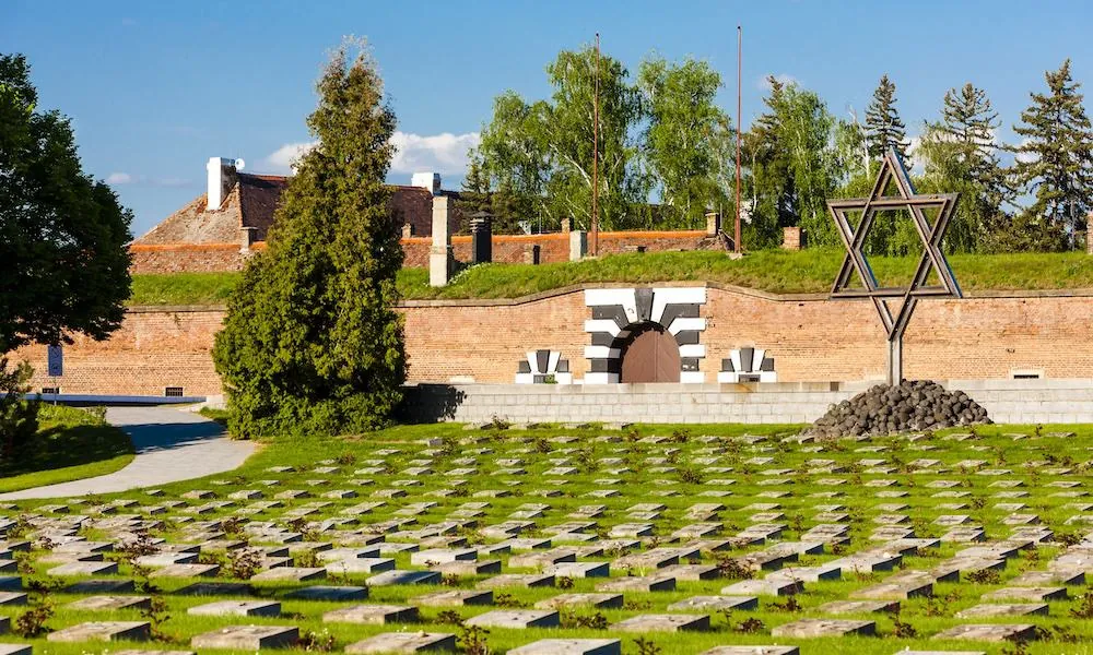 Nationalfriedhof vor der Kleinen Festung Theresienstadt mit Davidstern und Grabsteinen