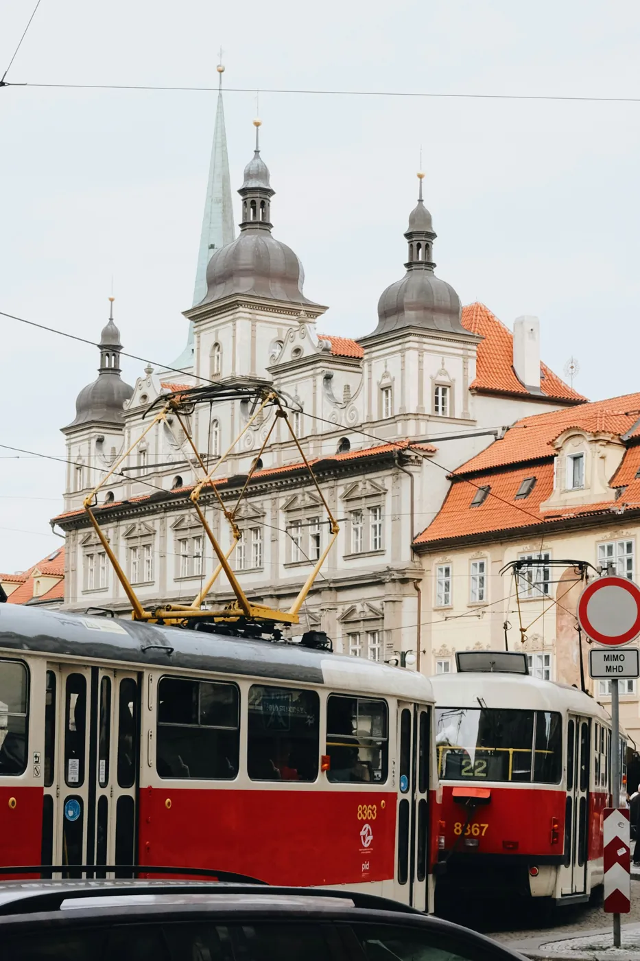 Straßenbahnen in Prag, eine davon auf der Linie 22, vor einem barocken Gebäude