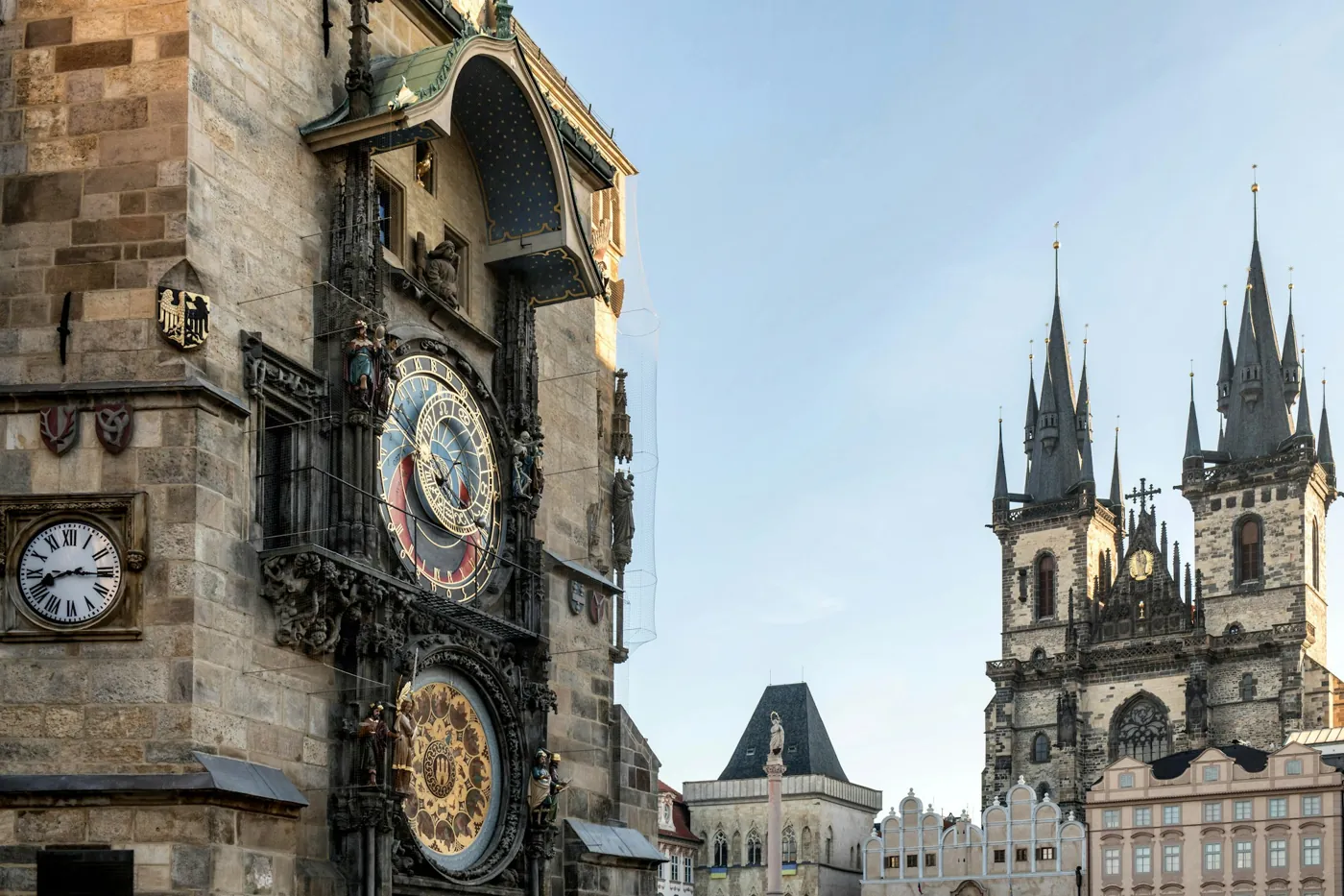 Altstädter Rathausturm mit der Astronomischen Uhr, rechts die Türme der Teynkirche