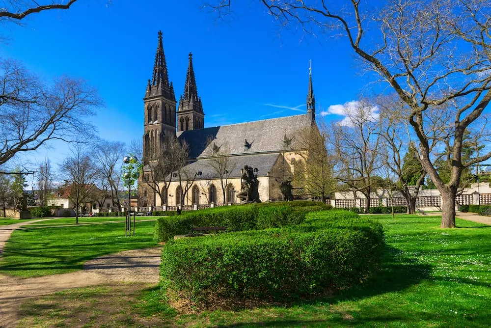 Basilika St. Peter und Paul auf dem Vyšehrad mit zwei neugotischen Türmen