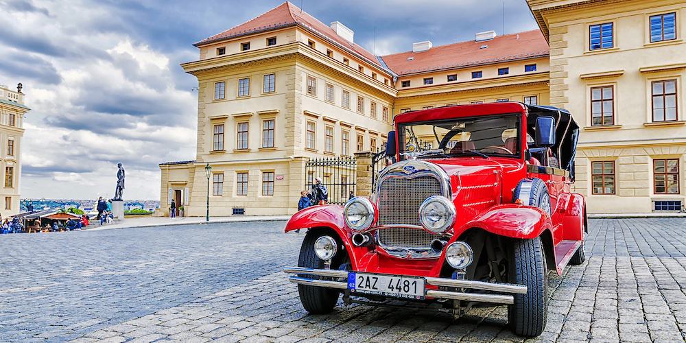 Prag: Roter Oldtimer mit Dach