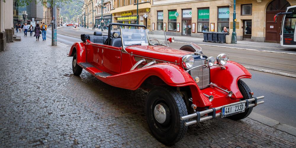 Prag: Roter Oldtimer Cabrio