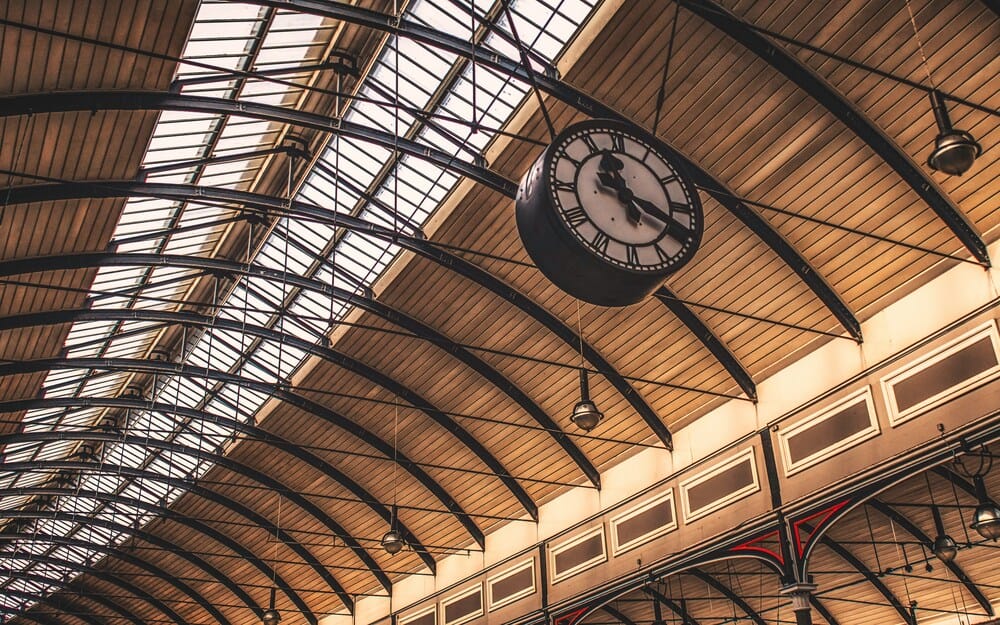 Bahnhofshalle mit großer Uhr